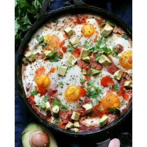 Шакшука с домашним соусом и тонной зелени
